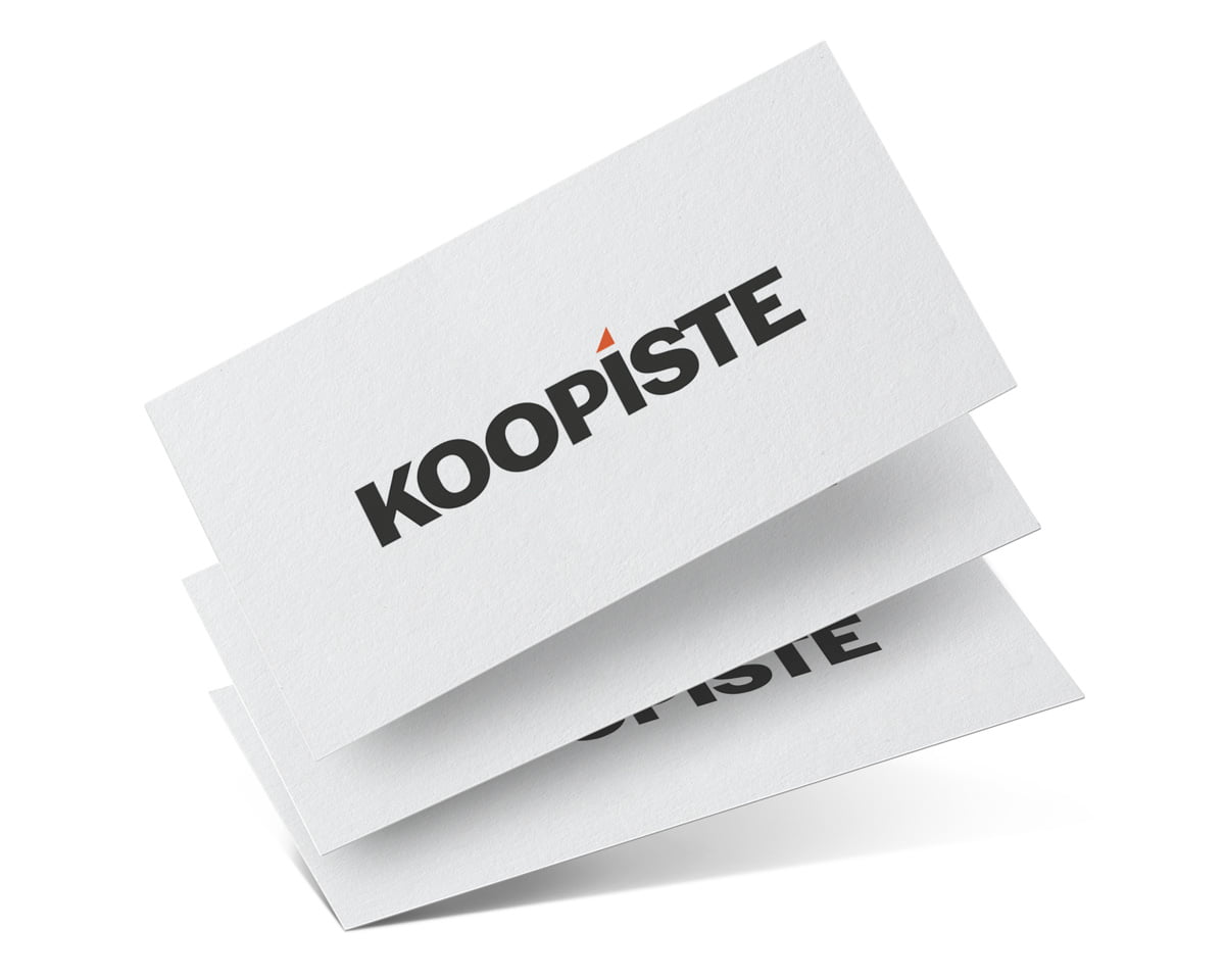 Kolme käyntikorttia, joissa Koopisteen logo